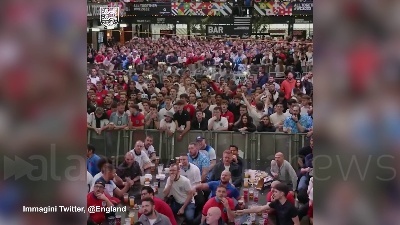 Scene from Qatar 2022, primo gol dell'Inghilterra: esplosione di gioia davanti al maxi-schermo