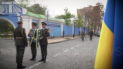 Scene from Ucraina, Zelensky rende omaggio alle vittime della guerra: "Sono nostri eroi"