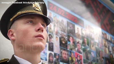 Scene from Ucraina, Zelensky rende omaggio alle vittime della guerra: "Sono nostri eroi"