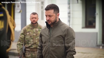 Scene from Ucraina, Zelensky rende omaggio alle vittime della guerra: "Sono nostri eroi"