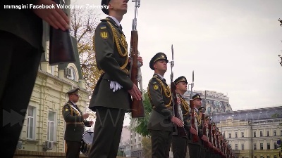 Scene from Ucraina, Zelensky rende omaggio alle vittime della guerra: "Sono nostri eroi"
