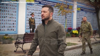 Scene from Ucraina, Zelensky rende omaggio alle vittime della guerra: "Sono nostri eroi"
