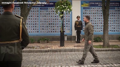 Scene from Ucraina, Zelensky rende omaggio alle vittime della guerra: "Sono nostri eroi"