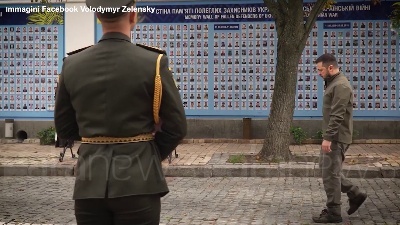 Scene from Ucraina, Zelensky rende omaggio alle vittime della guerra: "Sono nostri eroi"