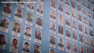 Scene from Ucraina, Zelensky rende omaggio alle vittime della guerra: "Sono nostri eroi"
