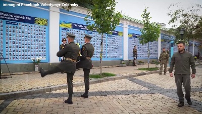 Scene from Ucraina, Zelensky rende omaggio alle vittime della guerra: "Sono nostri eroi"