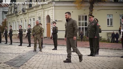 Scene from Ucraina, Zelensky rende omaggio alle vittime della guerra: "Sono nostri eroi"