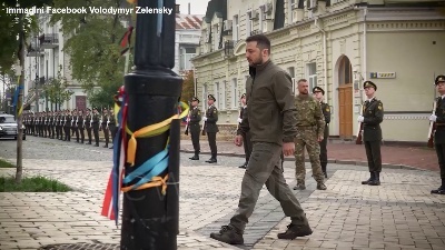 Scene from Ucraina, Zelensky rende omaggio alle vittime della guerra: "Sono nostri eroi"