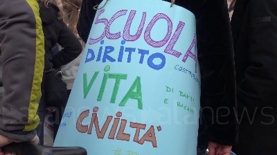 Scene from Scuola, sciopero nazionale dalla Dad: "È un metodo buono solo per riempire sacchi"