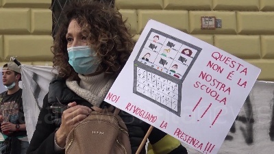 Scene from Scuola, sciopero nazionale dalla Dad: "È un metodo buono solo per riempire sacchi"