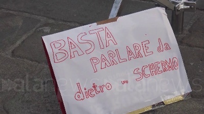 Scene from Scuola, sciopero nazionale dalla Dad: "È un metodo buono solo per riempire sacchi"