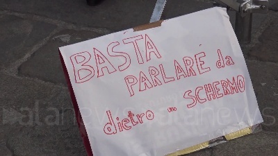 Scene from Scuola, sciopero nazionale dalla Dad: "È un metodo buono solo per riempire sacchi"