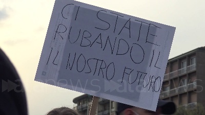 Scene from Scuola, sciopero nazionale dalla Dad: "È un metodo buono solo per riempire sacchi"