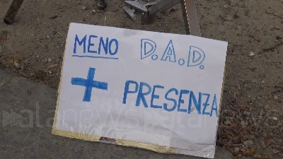 Scene from Scuola, sciopero nazionale dalla Dad: "È un metodo buono solo per riempire sacchi"