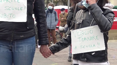 Scene from Scuola, sciopero nazionale dalla Dad: "È un metodo buono solo per riempire sacchi"