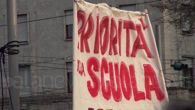 Scene from Scuola, sciopero nazionale dalla Dad: "È un metodo buono solo per riempire sacchi"