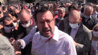 Scene from 2 giugno, Salvini: "Manifestare proprie idee è il bello della democrazia"