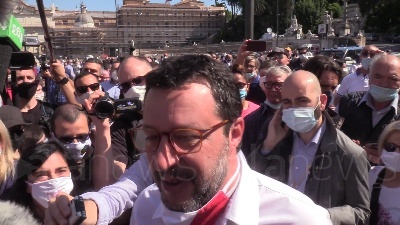 Scene from 2 giugno, Salvini: "Manifestare proprie idee è il bello della democrazia"