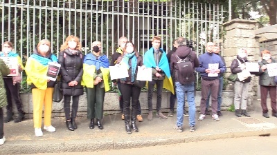 Scene from Ucraina, tensione davanti al consolato della Russia a Milano: "Russi fascisti"