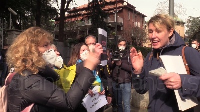 Scene from Ucraina, tensione davanti al consolato della Russia a Milano: "Russi fascisti"