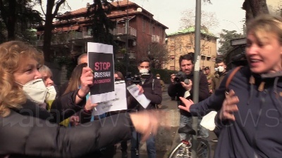 Scene from Ucraina, tensione davanti al consolato della Russia a Milano: "Russi fascisti"