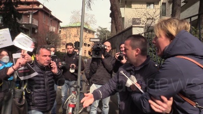 Scene from Ucraina, tensione davanti al consolato della Russia a Milano: "Russi fascisti"