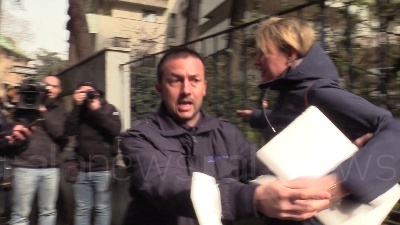 Scene from Ucraina, tensione davanti al consolato della Russia a Milano: "Russi fascisti"
