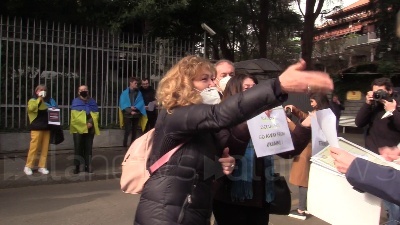 Scene from Ucraina, tensione davanti al consolato della Russia a Milano: "Russi fascisti"