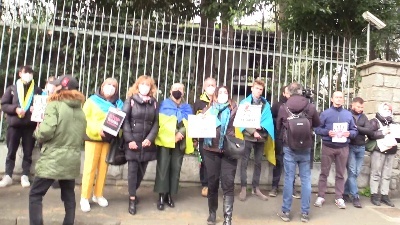 Scene from Ucraina, tensione davanti al consolato della Russia a Milano: "Russi fascisti"