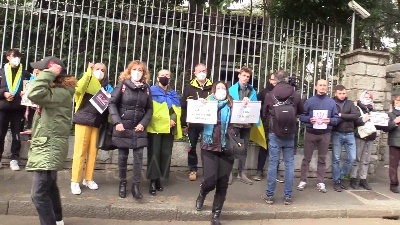 Scene from Ucraina, tensione davanti al consolato della Russia a Milano: "Russi fascisti"