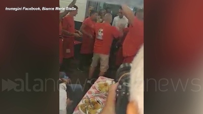 Scene from Napoli, Di Maio in trattoria "vola" come in Dirty dancing