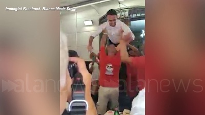 Scene from Napoli, Di Maio in trattoria "vola" come in Dirty dancing