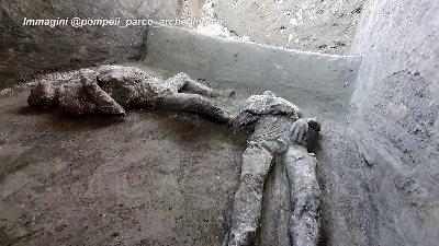 Scene from Pompei restituisce i corpi integri di due fuggiaschi