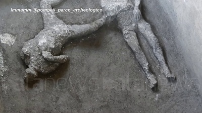 Scene from Pompei restituisce i corpi integri di due fuggiaschi