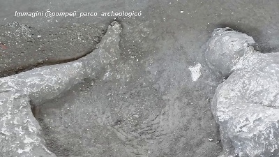 Scene from Pompei restituisce i corpi integri di due fuggiaschi