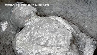 Scene from Pompei restituisce i corpi integri di due fuggiaschi