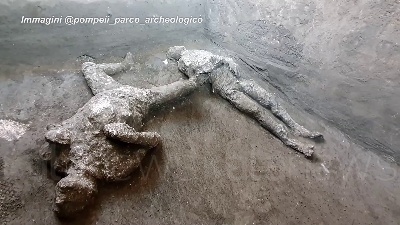Scene from Pompei restituisce i corpi integri di due fuggiaschi