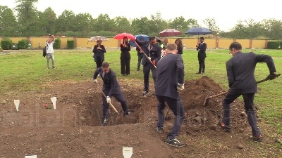 Scene from Neonata trovata morta nel cassonetto a Milano, i funerali a Bruzzano