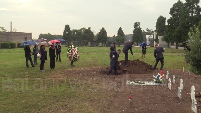 Scene from Neonata trovata morta nel cassonetto a Milano, i funerali a Bruzzano