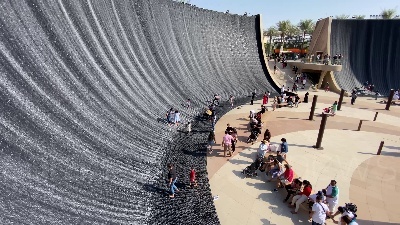Scene from Expo Dubai 2020, lo spettacolo surreale della Water Feature