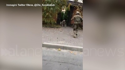 Scene from Ucraina, nonna in ginocchio abbraccia il nipote soldato a Kherson