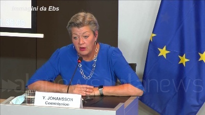 Scene from Migranti, Johansson: "Paesi hanno diritto e responsabilità costruire recinzioni"
