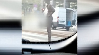 Scene from Milano, nudo fa jogging tra le auto