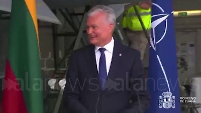 Scene from Lituania, jet russo interrompe la conferenza stampa di Sanchez e Nauseda