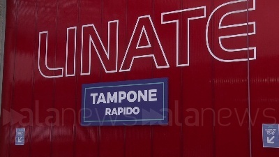 Scene from Covid, tamponi rapidi nei parcheggi dell'aeroporto di Linate